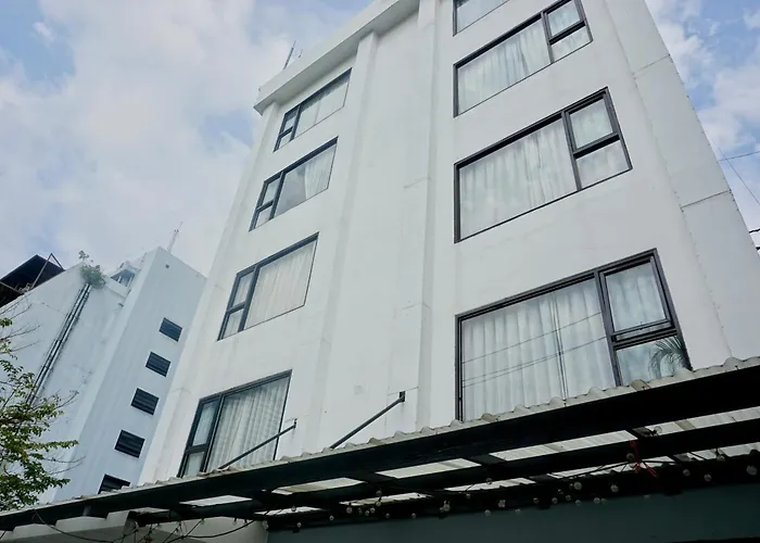 Hip And Funky Silom Soi 3, With Rooftop View Apartment