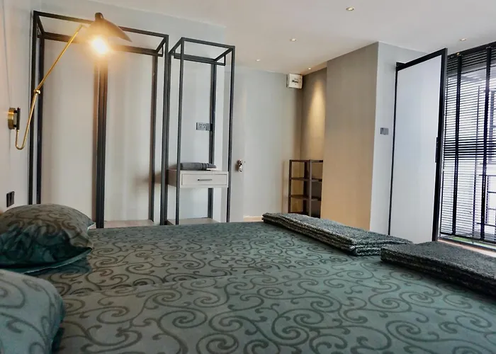 Hip And Funky Silom Soi 3, With Rooftop View Apartment *
